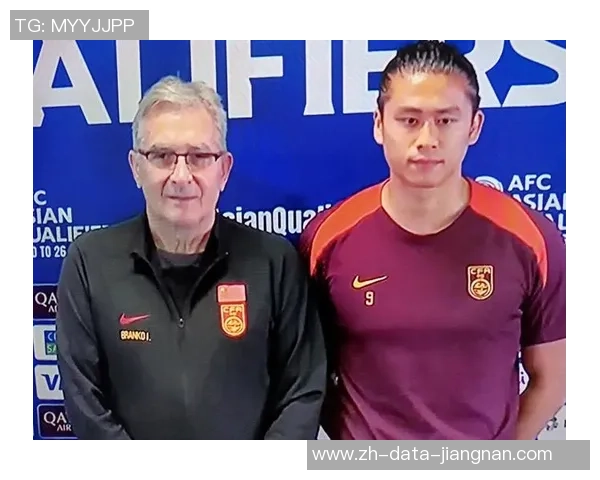 足球场上的意外时刻教练被球撞飞引发热议与反思